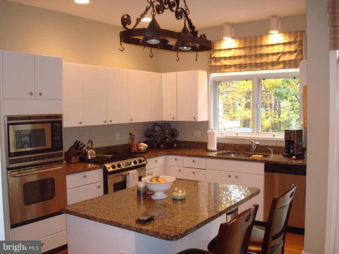 11526 Hemingway Drive Reston, VA 20194 - Photo 2 of 30 Kitchen