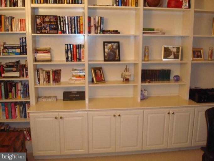 11526 Hemingway Drive Reston, VA 20194 - Photo 5 of 30 Library