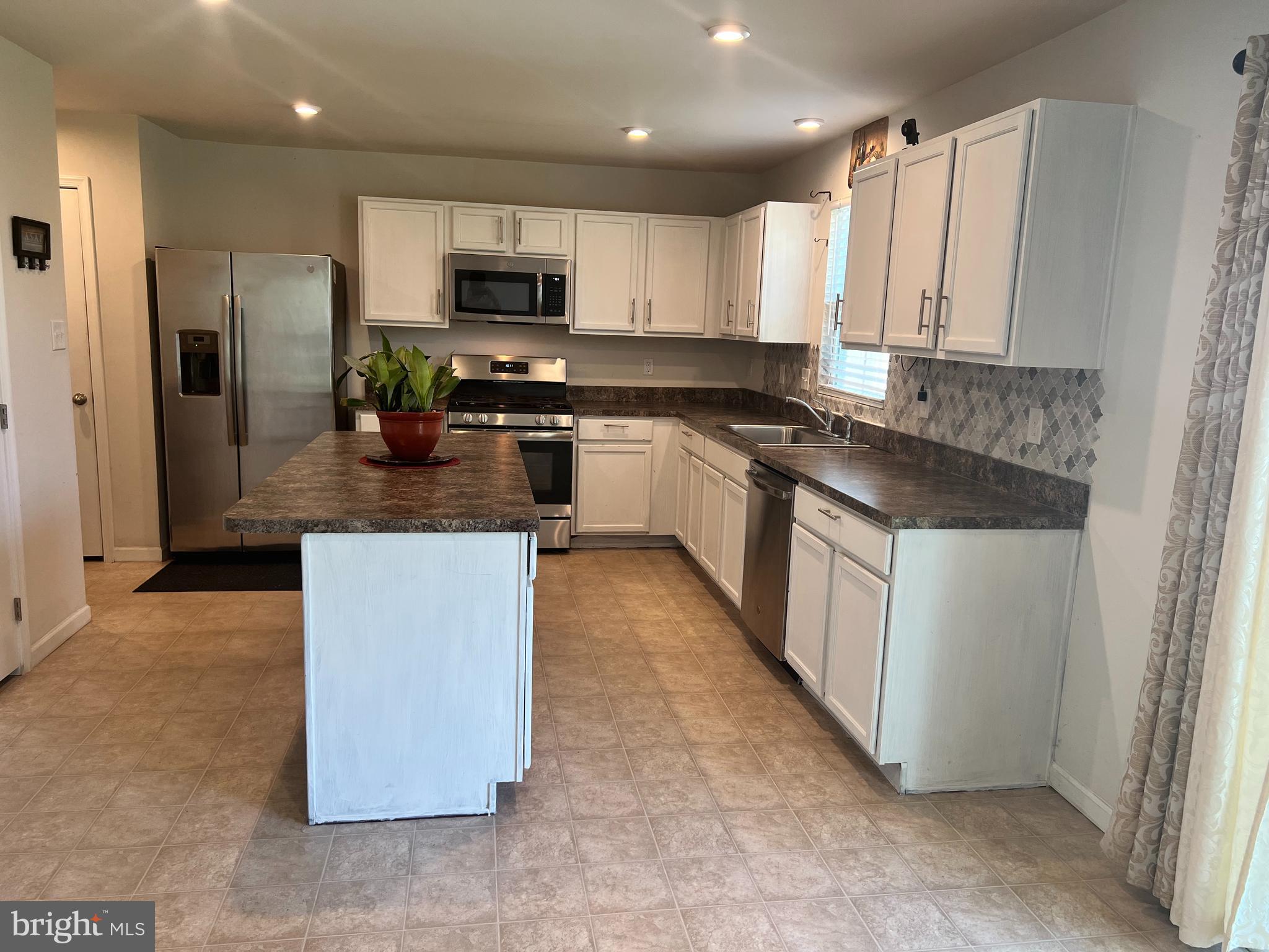 116 Ciseley Drive Sicklerville, NJ 08081 - Photo 5 of 19 Kitchen