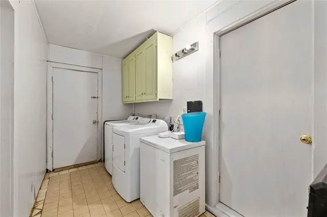 a view of utility room with washer and dryer