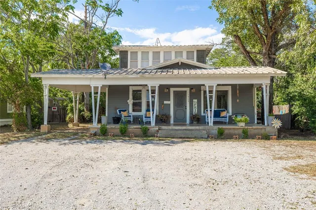 a view of a house with a yard and plants
