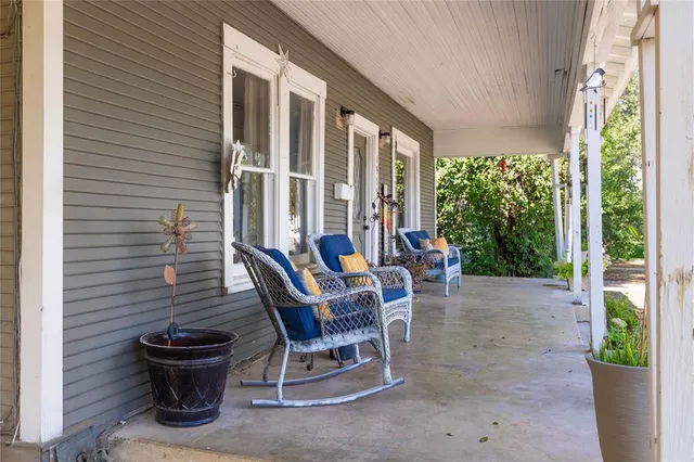 a view of a house with backyard and garden