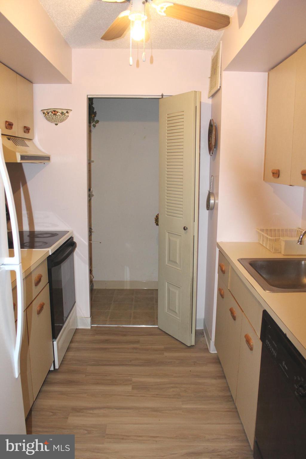 700 Avondale Road, Unit PH5 Wallingford, PA 19086 - Photo 29 of 40 Kitchen with large pantry