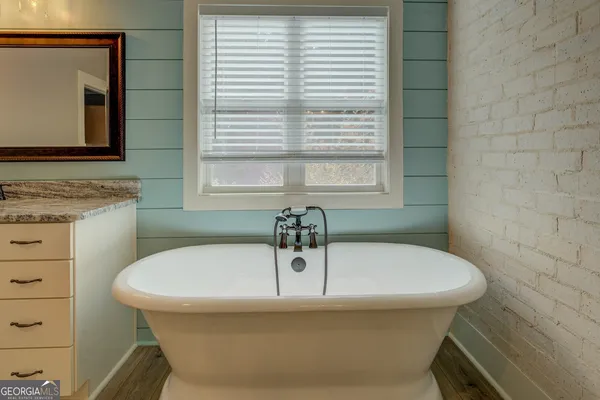 a view of a house with backyard and trees