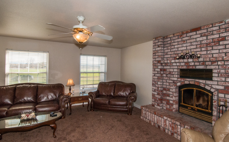 6750 Deschutes Road Anderson, CA 96007 - Photo 7 of 29 Family room