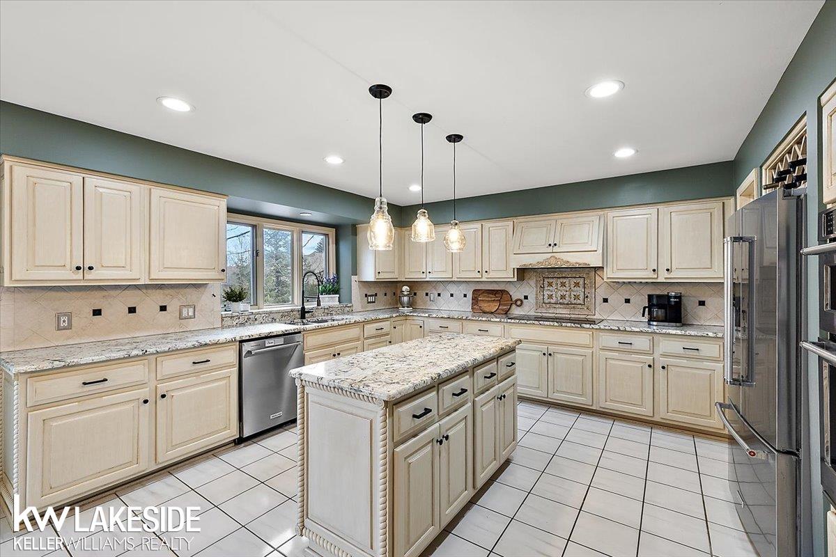 1065 Stony Pointe Boulevard Rochester, MI 48307 - Photo 53 of 90 50170424-f44894cd-31b5-448f-ad33-177087ac4b08.JPG
