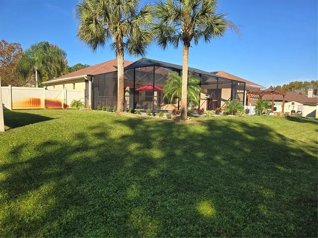 a view of a backyard