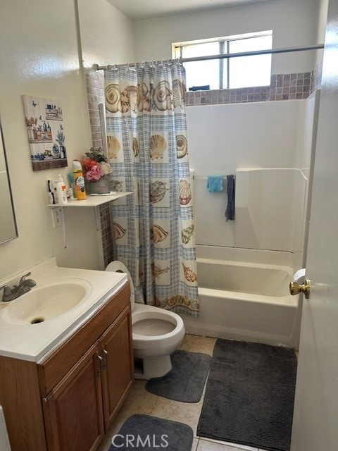 201 West Raymond Street Compton, CA 90220 - Photo 4 of 19 a bathroom with a sink toilet and shower