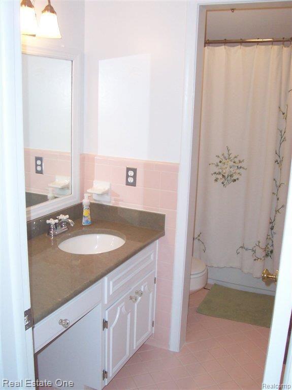 3181 Weygant Drive Rochester, MI 48306 - Photo 23 of 37 Upstairs full Bath w/Granite