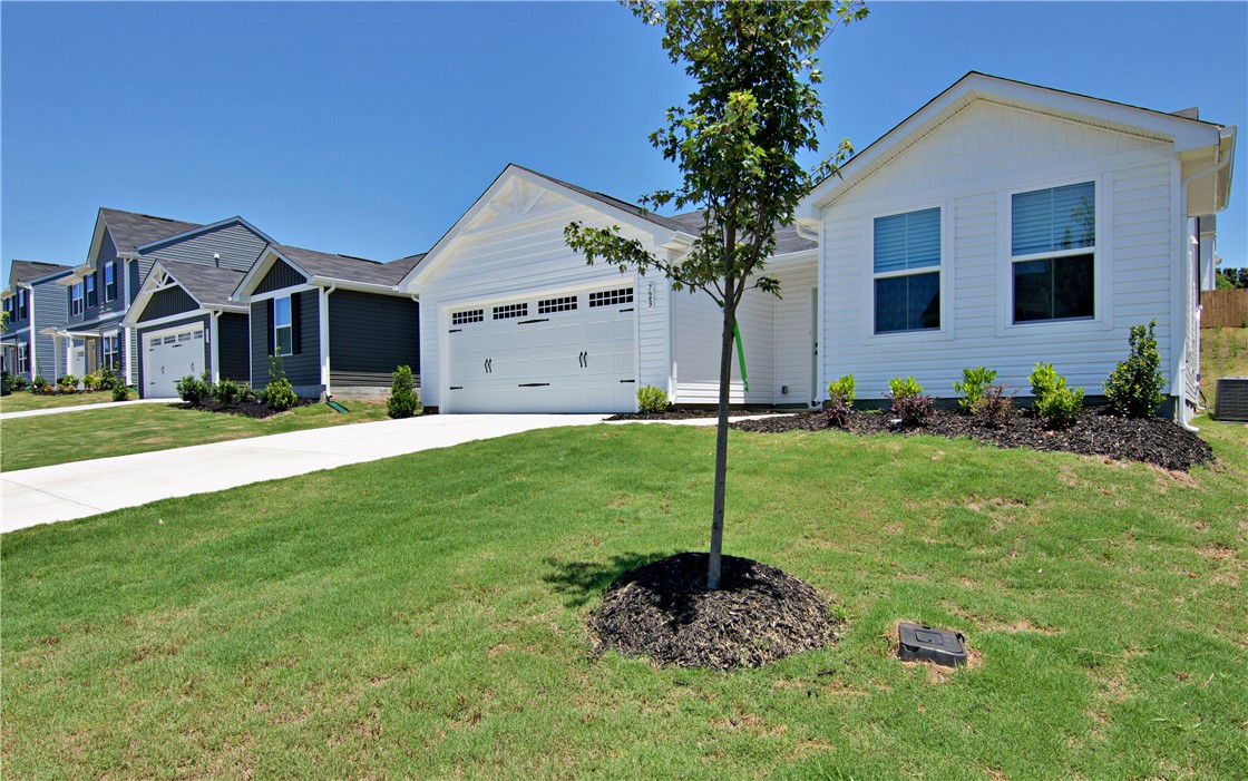 723 Peridot Way Westminster, SC 29693 - Photo 4 of 45 A row of newly constructed residences, each boasting well-maintained front yards and attached garages.