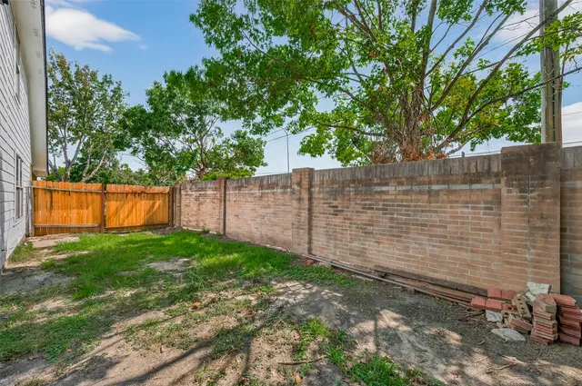 a view of a backyard