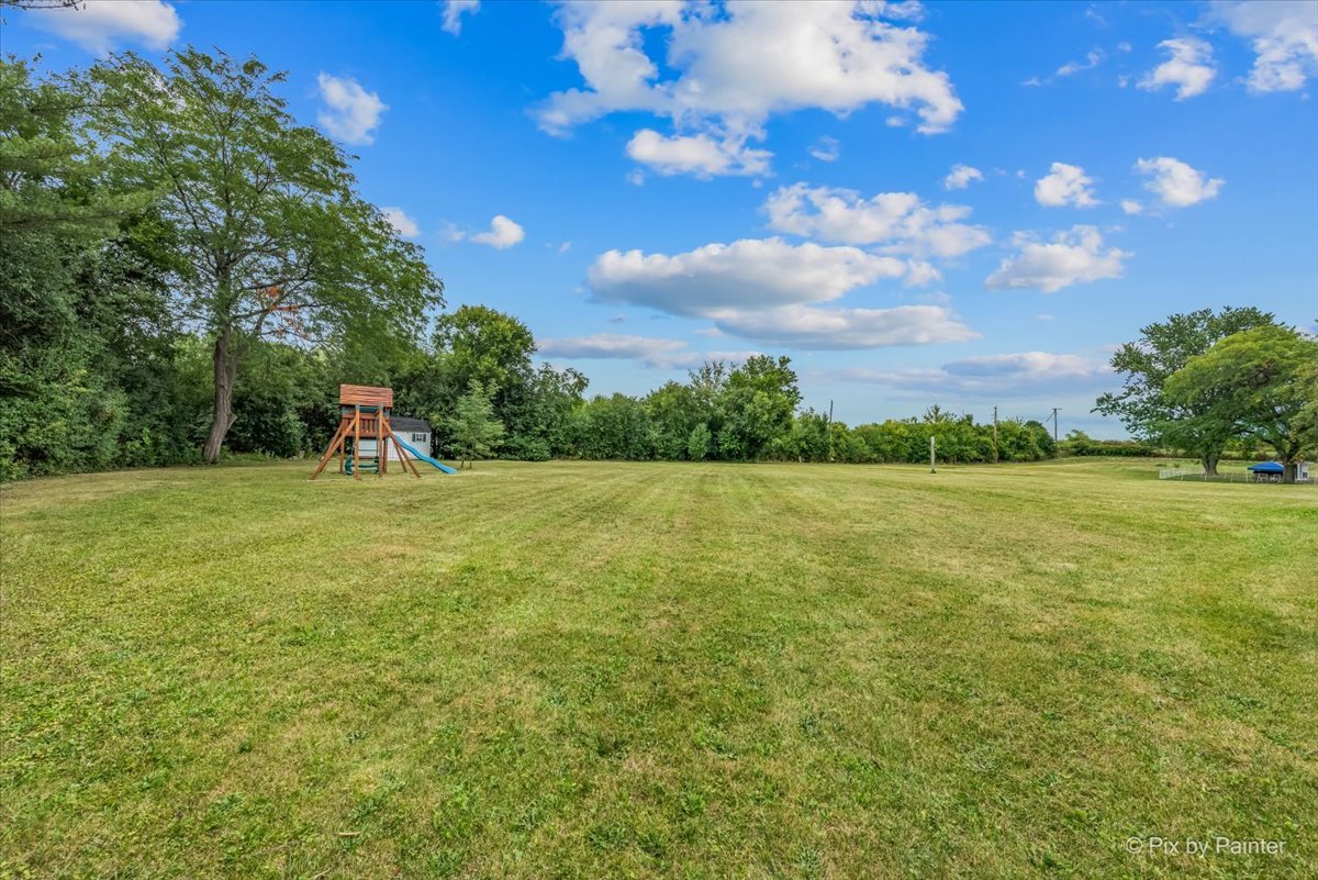 27W650 Mack Road Wheaton, IL 60189 - Photo 25 of 28 a view of a garden with a house