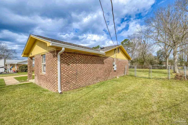 a view of a backyard