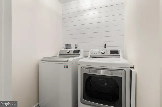 a close up view of washer and dryer
