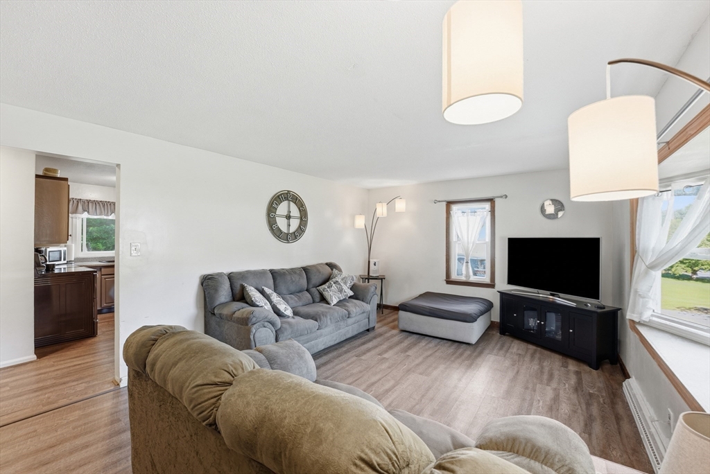 272 Prospect Avenue West Springfield, MA 01089 - Photo 8 of 39