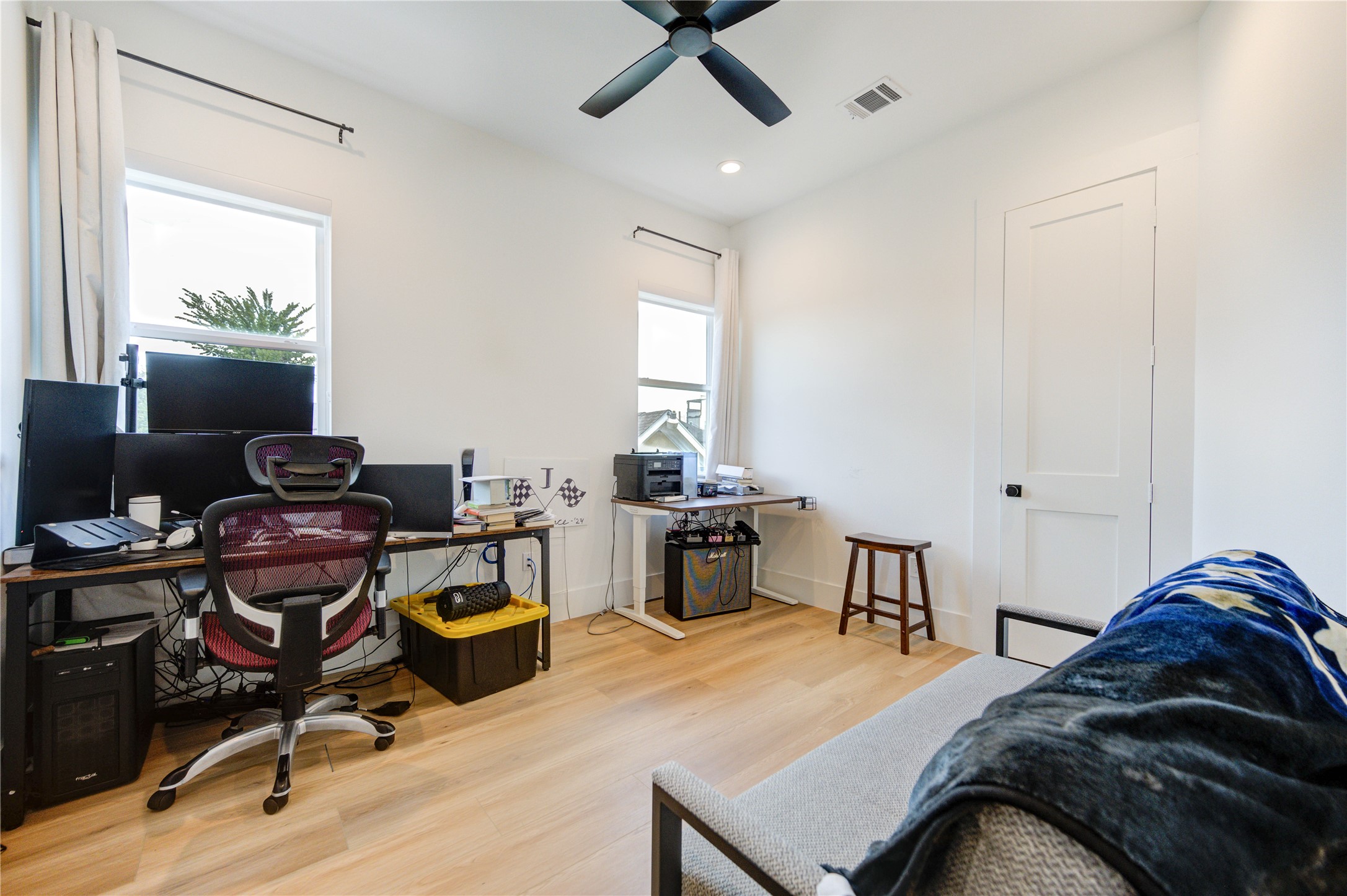 18 Sidney Street, Unit A Houston, TX 77003 - Photo 21 of 30 a bedroom with a workspace