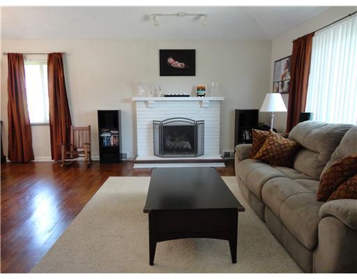 415 Goldsmith Road Pittsburgh, PA 15237 - Photo 4 of 18 Living Room.