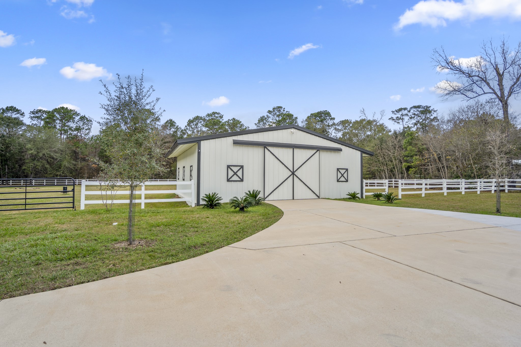 31219 Edgewater Drive Magnolia, TX 77354 - Photo 40 of 49 a view of a house with backyard and garden