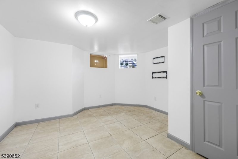 904 South 18th Street Newark, NJ 07108 - Photo 4 of 16 an empty room with windows