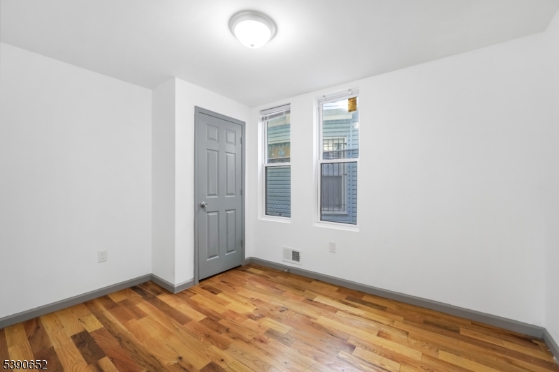 904 South 18th Street Newark, NJ 07108 - Photo 9 of 16 an empty room with windows