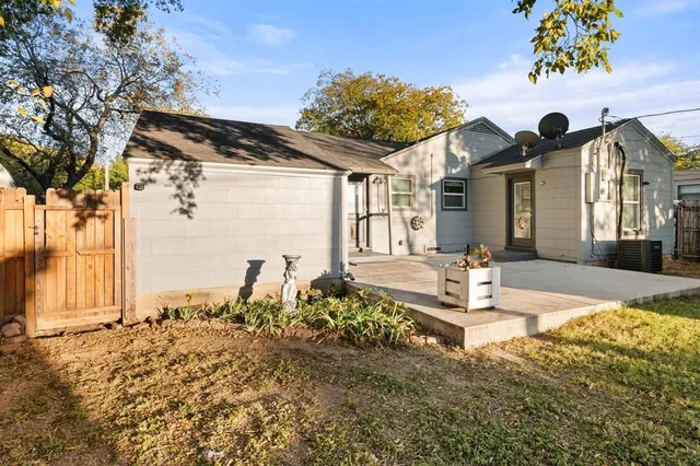 a view of a backyard