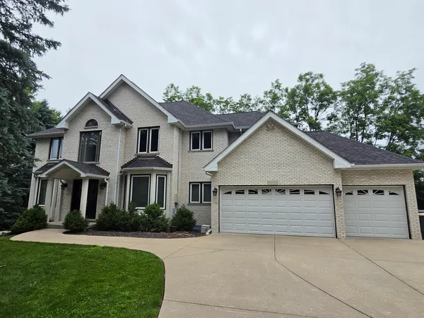 $825,000 | 16W374 94th Street, Burr Ridge, IL 60527
