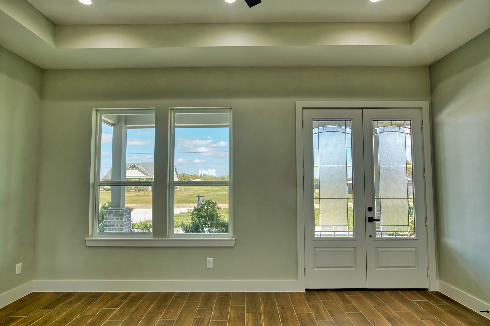 925 Buffalo Trail Angleton, TX 77515 - Photo 11 of 45 an empty room with window