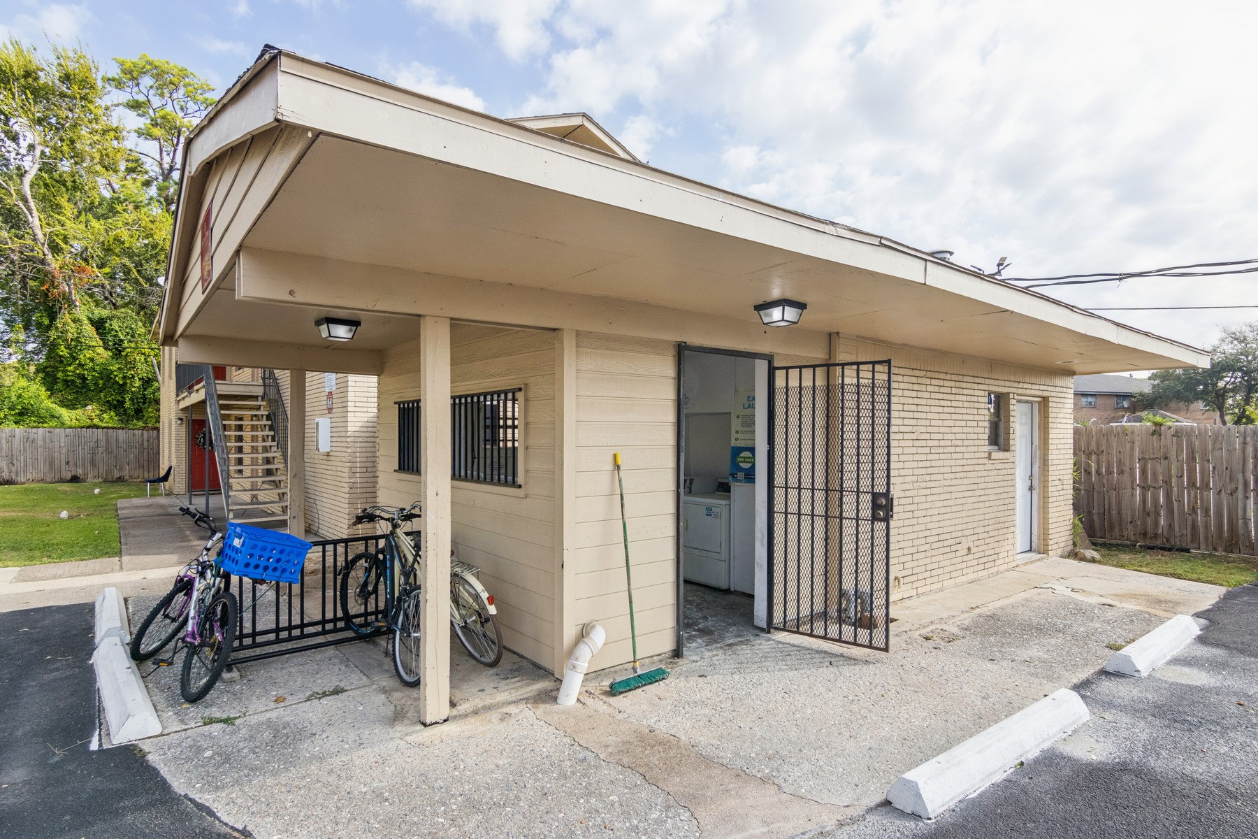 3631 North MacGregor Way, Unit 7 Houston, TX 77004 - Photo 5 of 12 a front view of a house with outdoor seating