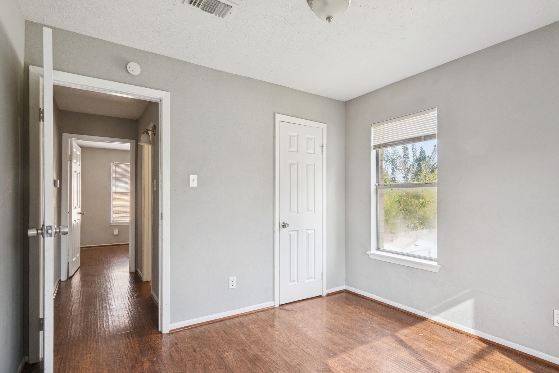 3631 North MacGregor Way, Unit 7 Houston, TX 77004 - Photo 10 of 12 an empty room that has a window in it