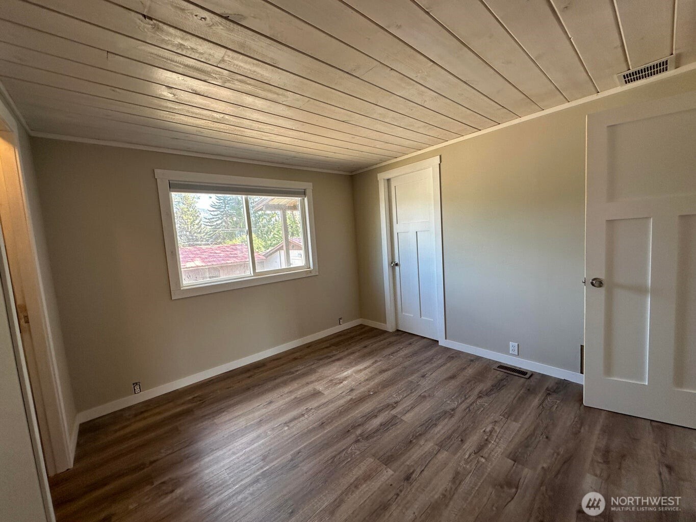 708 North Ridge Street Chewelah, WA 99109 - Photo 20 of 29 an empty room with wooden floor and windows