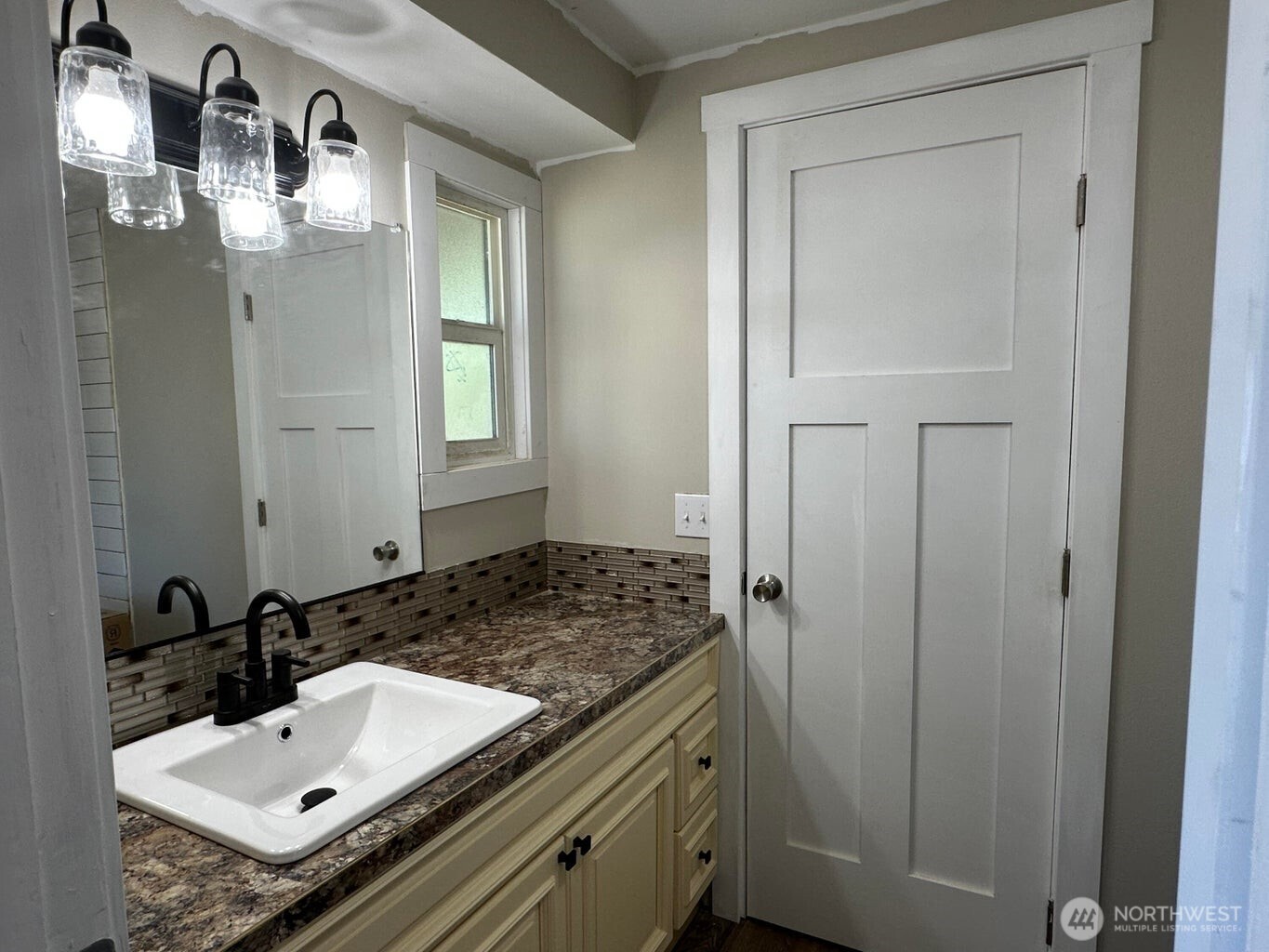 708 North Ridge Street Chewelah, WA 99109 - Photo 21 of 29 a bathroom with a sink and a mirror