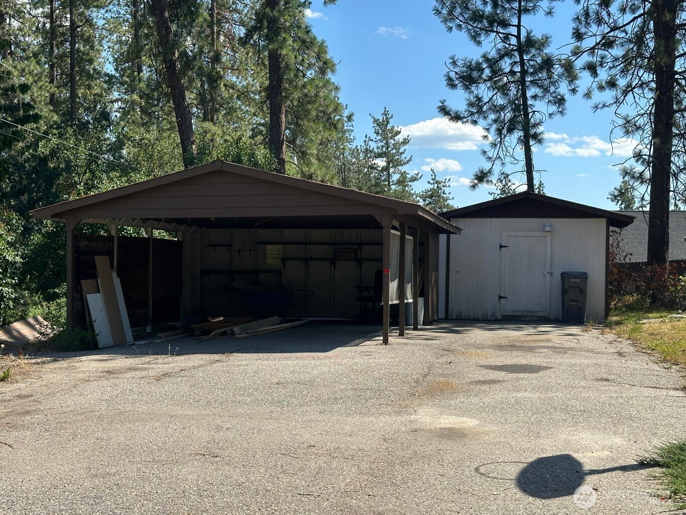 708 North Ridge Street Chewelah, WA 99109 - Photo 26 of 29 a front view of a house with a yard and garage