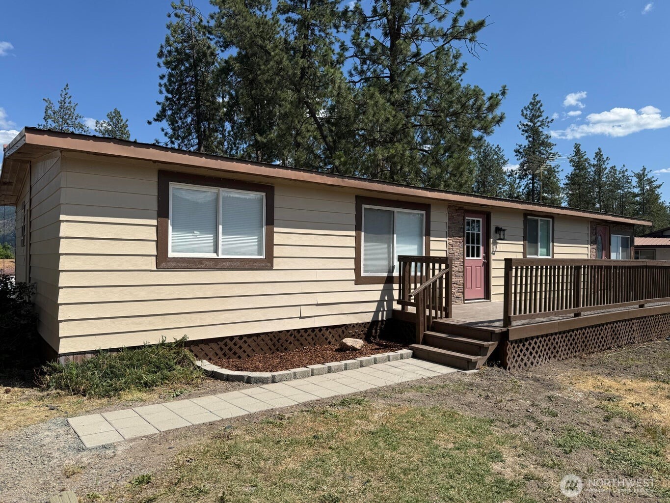 708 North Ridge Street Chewelah, WA 99109 - Photo 4 of 29 a view of a house with a yard next to a road