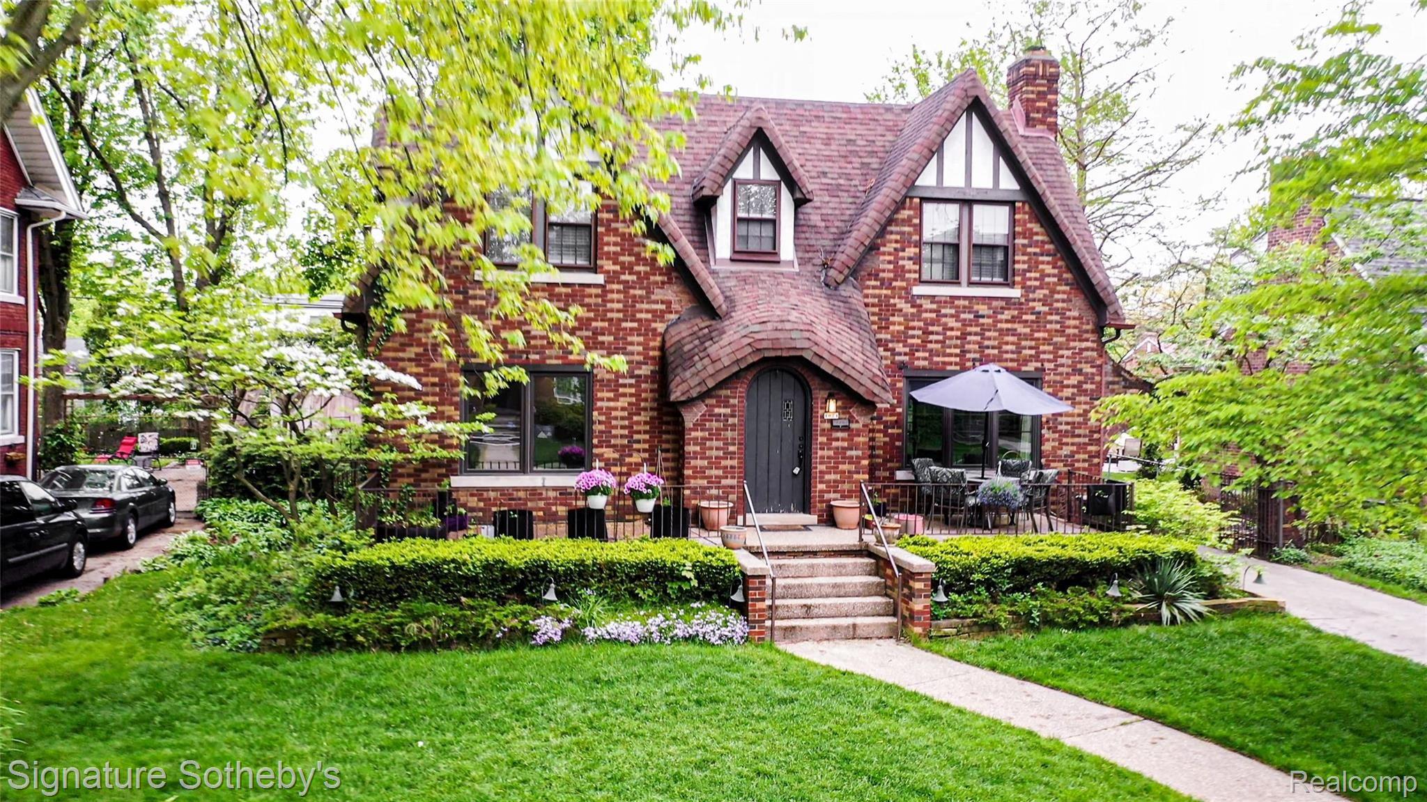 1024 Nottingham Road Grosse Pointe, MI 48230 - Photo 2 of 38 1.jpg
