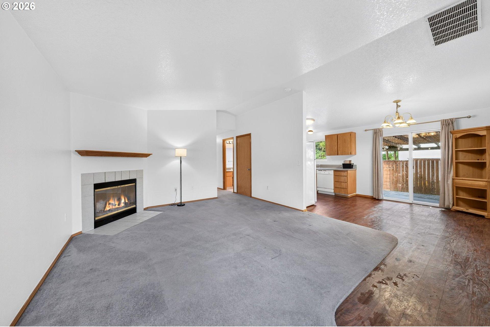9654 North Edison Street Portland, OR 97203 - Photo 9 of 34 Living Room/Dining Room