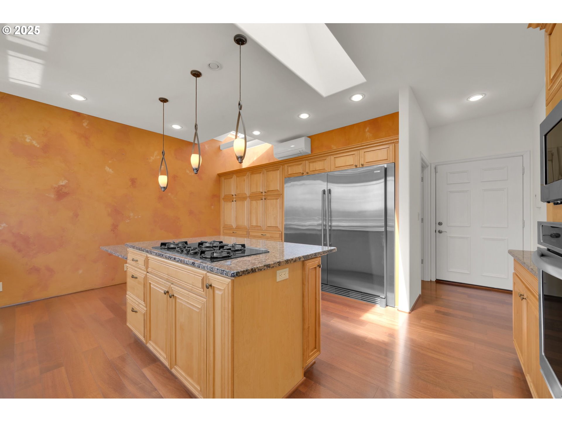 835 Willacade Court Springfield, OR 97477 - Photo 12 of 48 a kitchen with kitchen island stainless steel appliances a stove a refrigerator and a oven