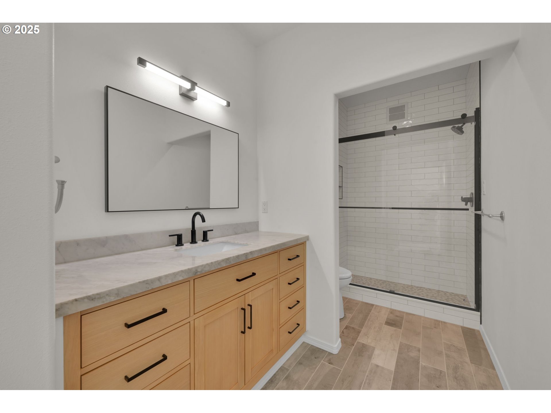 835 Willacade Court Springfield, OR 97477 - Photo 28 of 48 a bathroom with a granite countertop sink mirror and vanity
