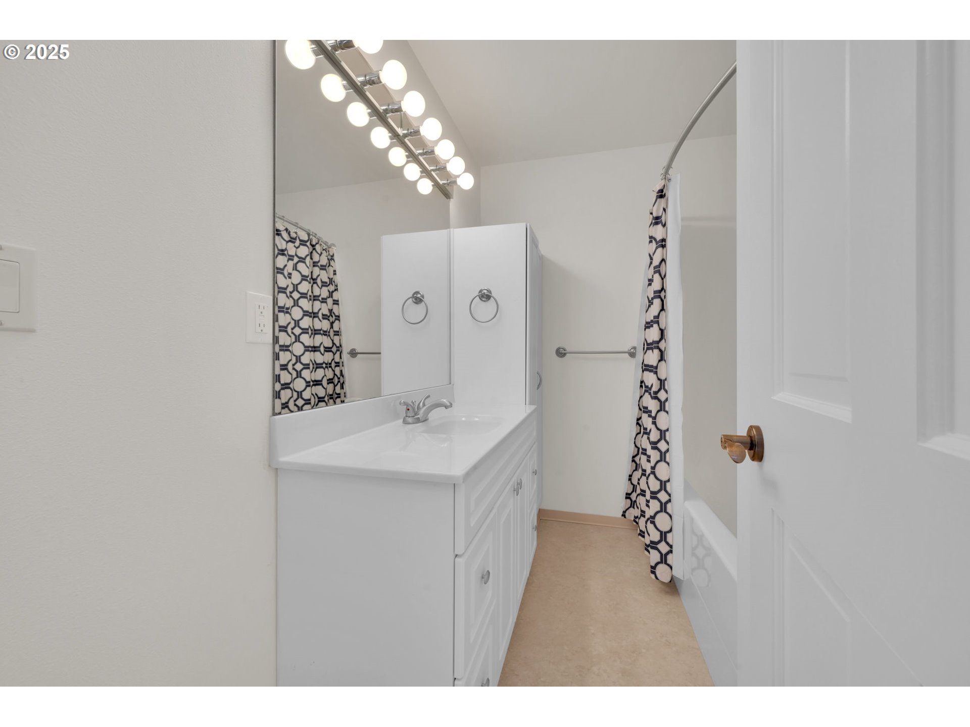 835 Willacade Court Springfield, OR 97477 - Photo 33 of 48 a bathroom with a sink a mirror and a shower
