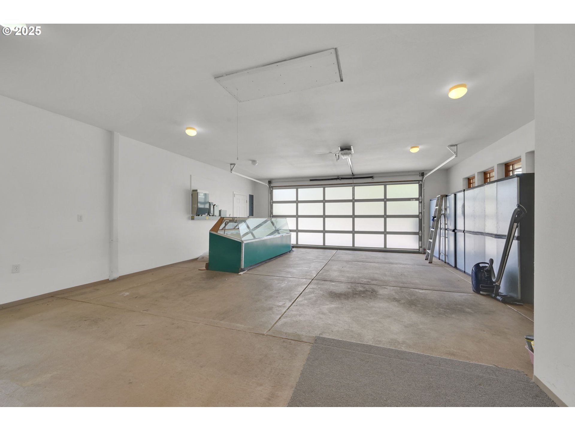 835 Willacade Court Springfield, OR 97477 - Photo 39 of 48 a view of a livingroom with furniture and a window