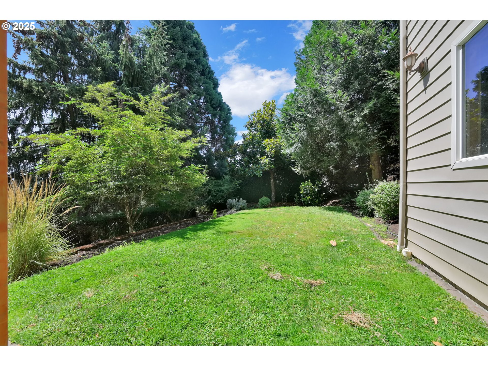 835 Willacade Court Springfield, OR 97477 - Photo 44 of 48 a view of a backyard with a garden