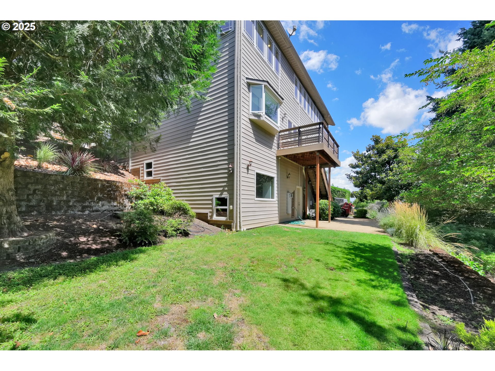 835 Willacade Court Springfield, OR 97477 - Photo 45 of 48 a view of a house with backyard and sitting area