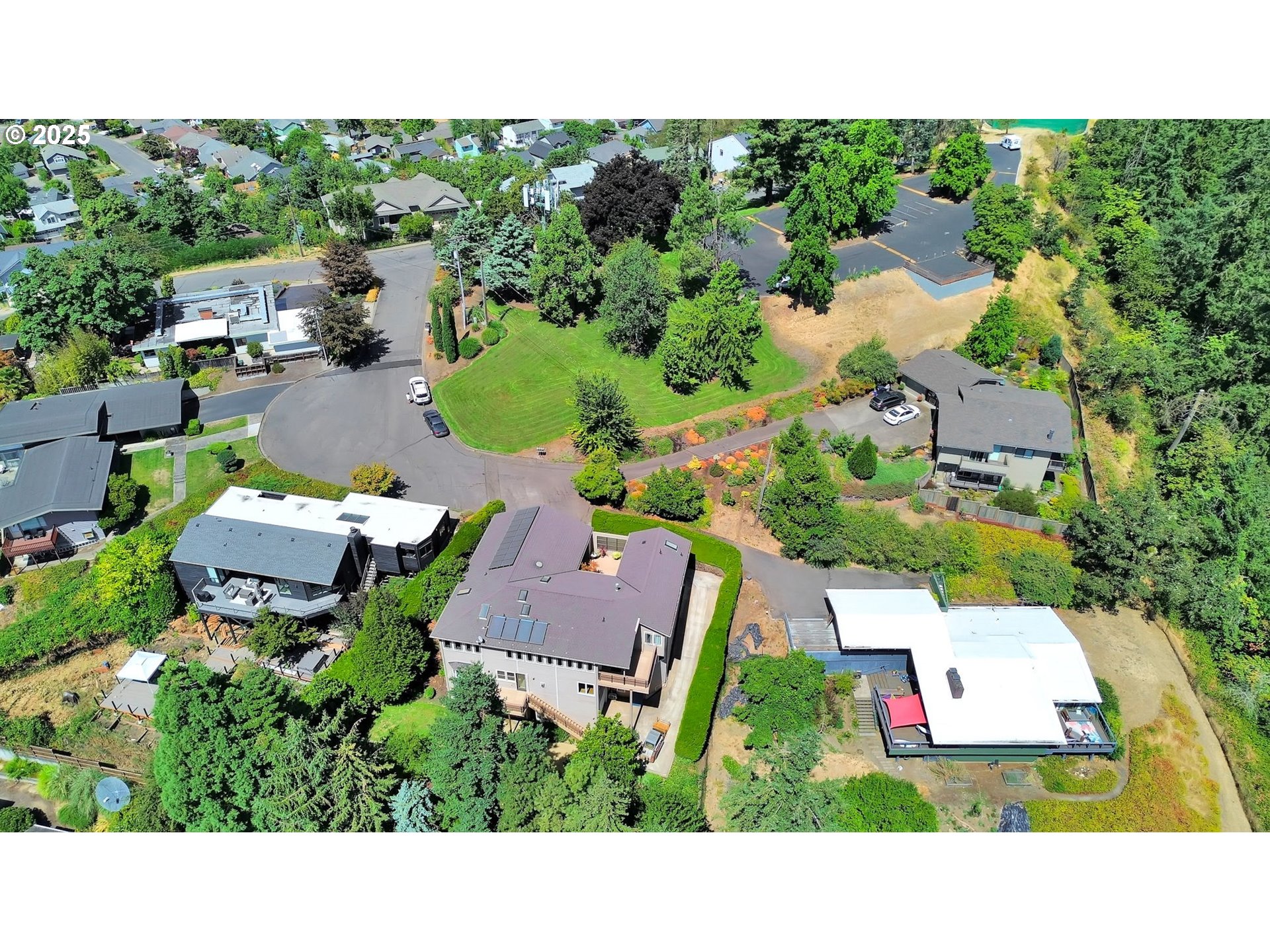 835 Willacade Court Springfield, OR 97477 - Photo 47 of 48 a view of a house with a garden
