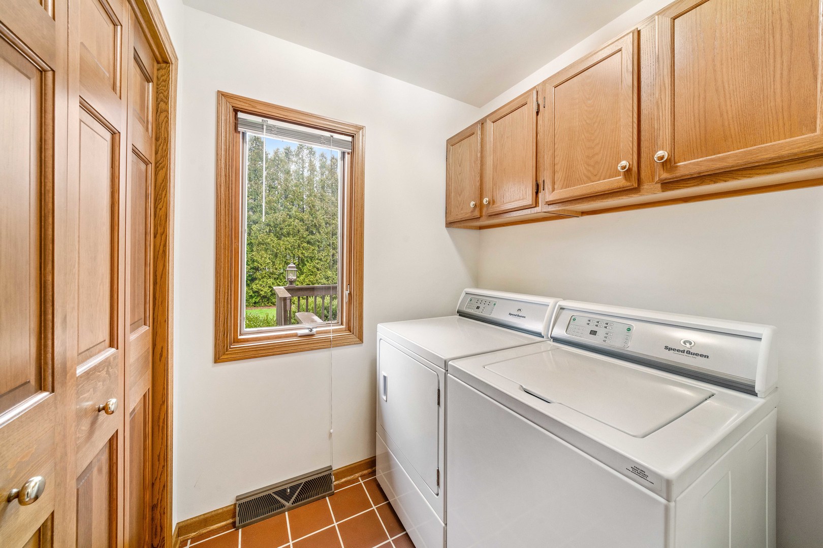 1027 Foxpointe Drive Sycamore, IL 60178 - Photo 19 of 36 a utility room with dryer and washer