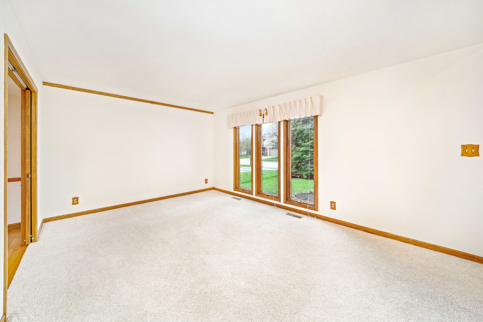 1027 Foxpointe Drive Sycamore, IL 60178 - Photo 23 of 36 a view of an empty room with a window