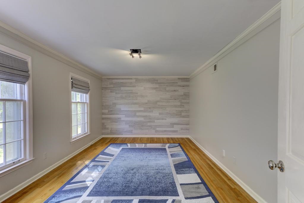 2289 Kirby Road Memphis, TN 38119 - Photo 27 of 35 a bath room with a rug