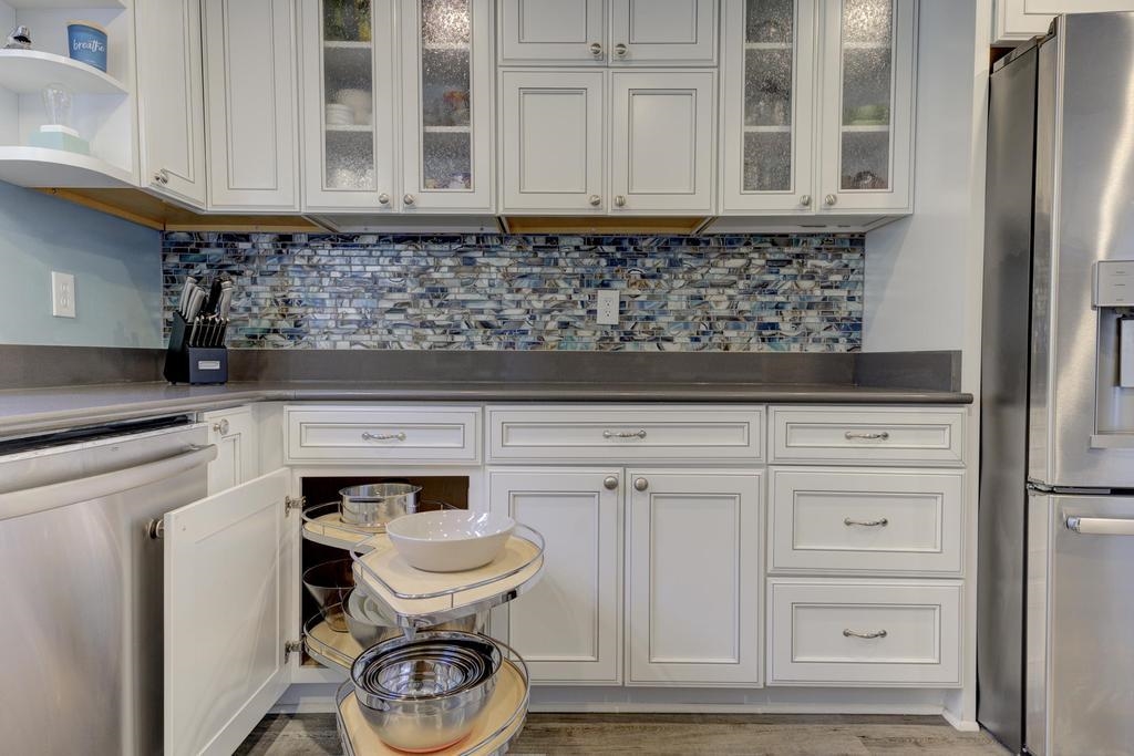 2289 Kirby Road Memphis, TN 38119 - Photo 9 of 35 a bathroom with a toilet and a sink