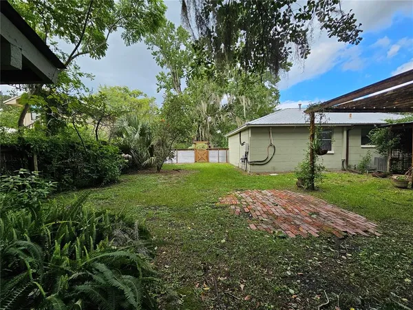 a view of a backyard