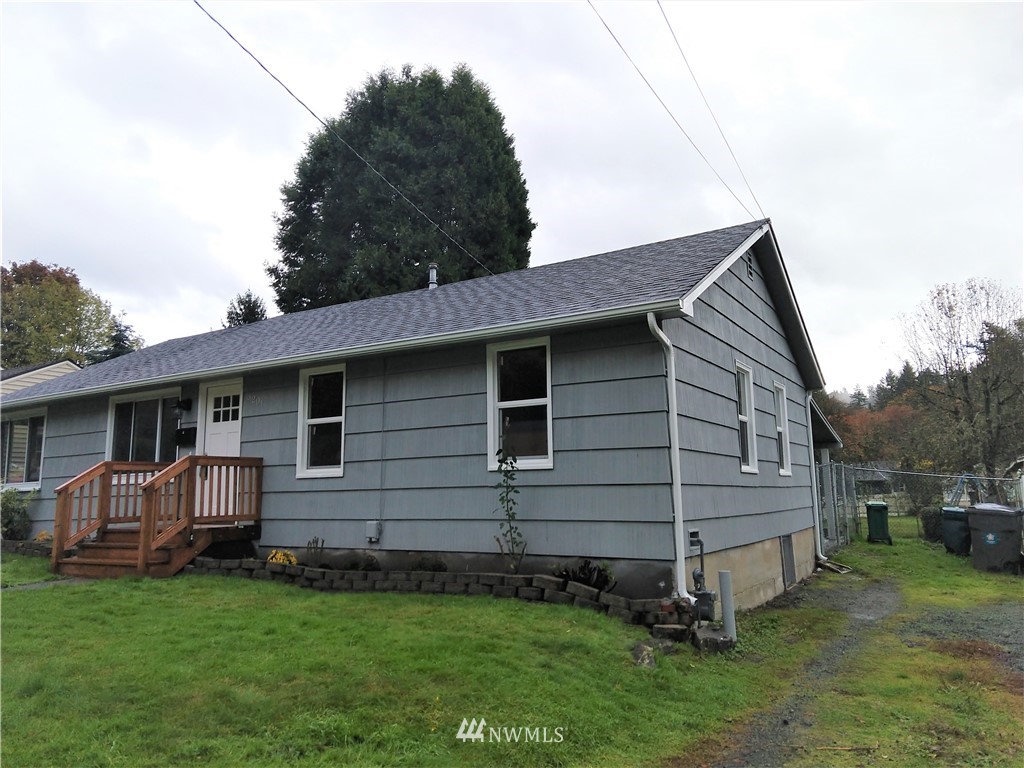 3201 Southeast 5th Street Renton, WA 98058 - Photo 3 of 17 a view of a back yard of the house