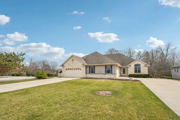 $465,000 | 16605 West Sumerland Court, New Berlin, WI 53151
