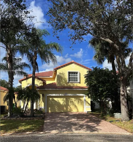 a view of a house with a yard